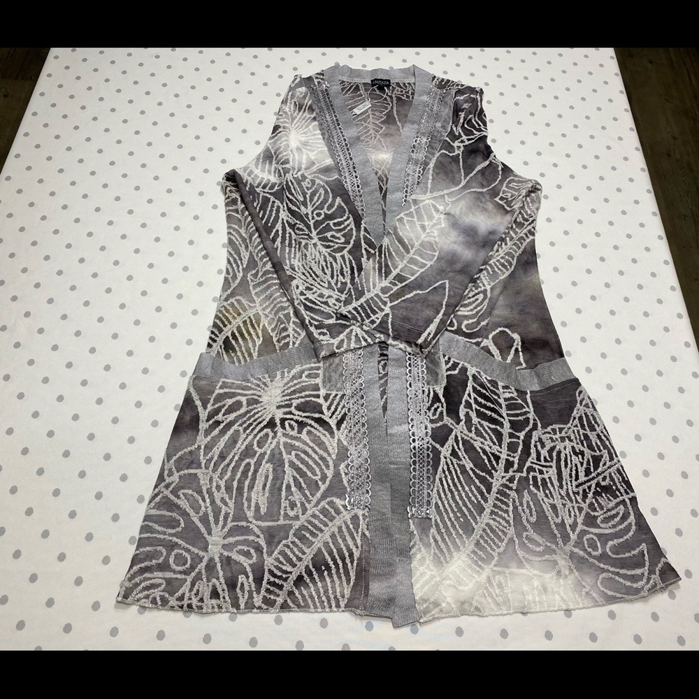 NWT Beautiful Fantazia Open Lightweight Colorful Leave Design Shirt. Size Small
